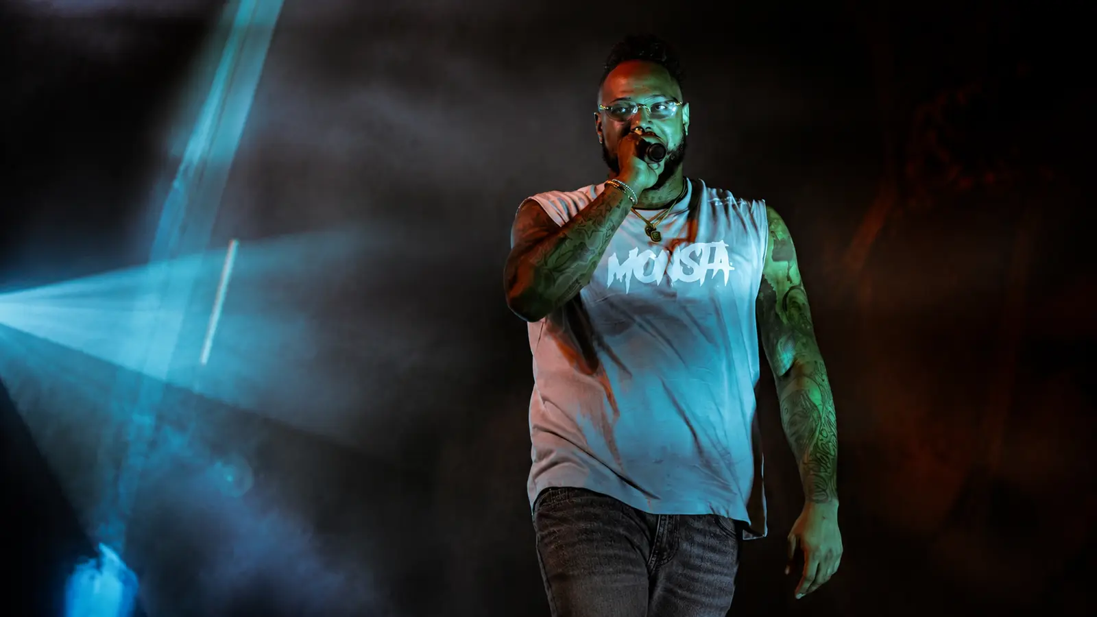 Monsta em palco com t-shirt oficial